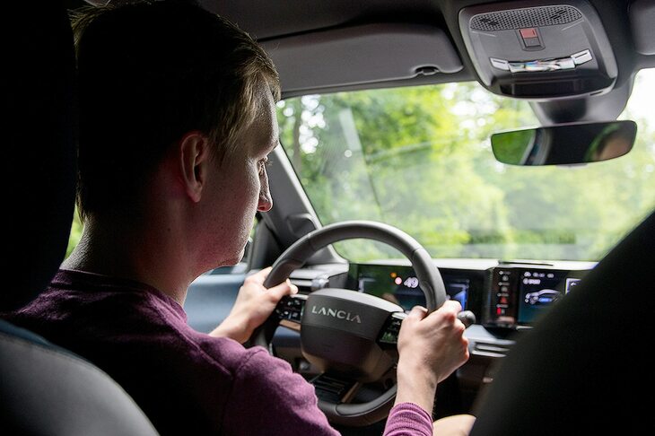 「イプシロン」でのコーナリングはとても楽しい。同時にこの小さなクルマは心地よく快適だ。