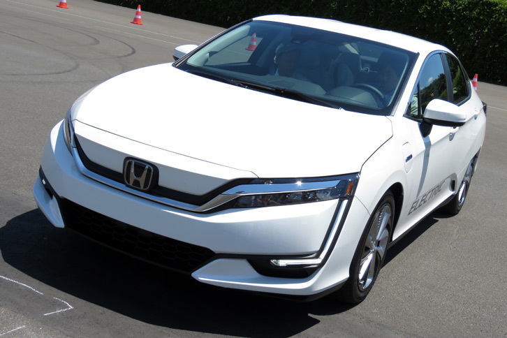 出力120kWのモーターと蓄電量25.5kWhのバッテリーを搭載した「クラリティ」のEVバージョン。一充電走行可能距離は80マイル（約128.7km）以上と公表されている（ホンダ車内測定値）。