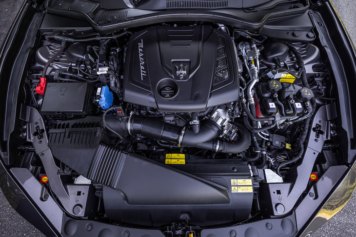 バルクヘッド側ぎりぎりに搭載された「ギブリ ハイブリッド」の2リッター直4ターボエンジン。eブースターと呼ばれる電動スーパーチャージャーが組み込まれ、最高出力330PS/5750rpm、最大トルク450N・m/4000rpmを発生。