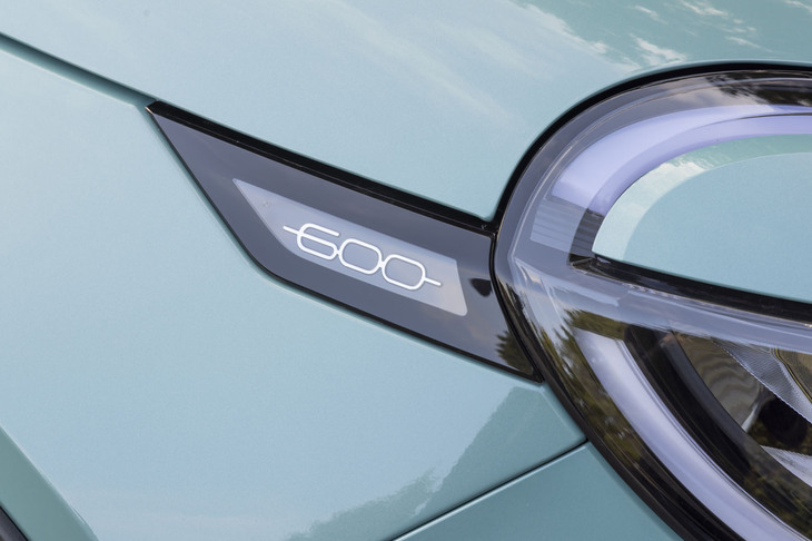 ヘッドランプの脇にも「600」。