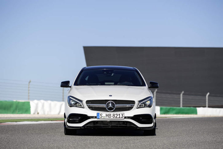 「メルセデスAMG CLA45 4MATIC」（AMGエアロダイナミックパッケージ装着車）。
