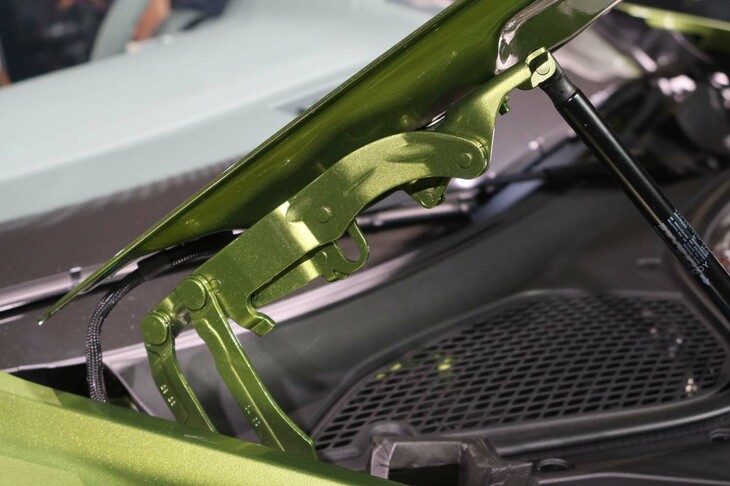 ベントレー・コンチネンタルGTCスピード（ボンネットのヒンジ）