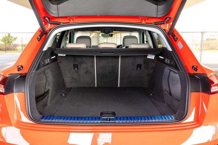 荷室の容量は5人乗車時で660リッター。フロアレベルはやや高い印象だが、スクエアな床面が確保されている。