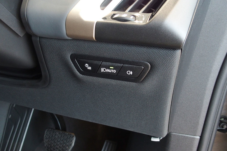 BMW iX（ヘッドランプのスイッチ）