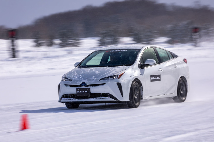 「ブルーアース4S AW21」が装着された「トヨタ・プリウス」で、北海道タイヤテストセンターの雪上特設コースと屋内氷盤試験場を走行。最新オールシーズンタイヤの実力とスタッドレスタイヤとのハンドリングやブレーキ性能の差を確かめた。