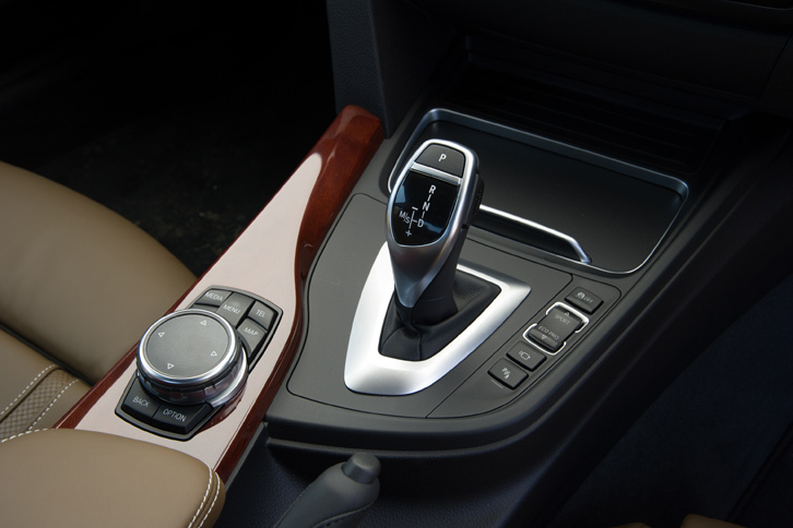 トランスミッションは8段AT。センターコンソールのシフトセレクターと、ステアリングホイールのシフトパドルで操作する。