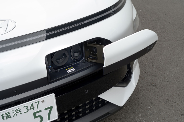 ステーで開閉する充電ポートのリッドは日本専用に開発。それ自体はスタンダードな「コナ」と同じだが、バンパーのデザイン変更に合わせてきちんと塗り分けられている。