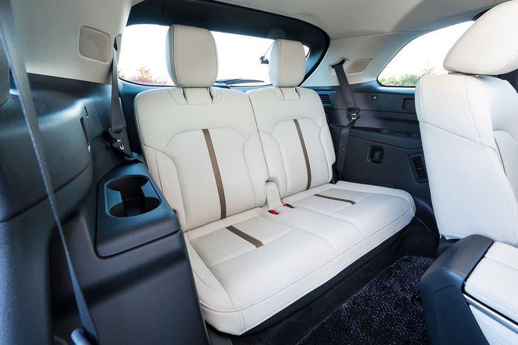 3列目シートは2人掛け。ミニバンほどではないが全長5m級だけあって普通に使える広さとサイズだ。