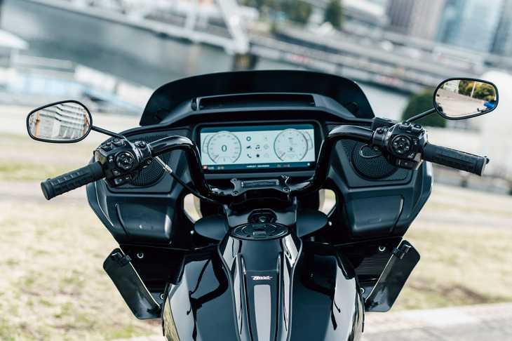 いっぽう、「ロードグライド」のフェアリングはフレームマウント。高く伸びるアップハンドルの左右にミラーが装着される。