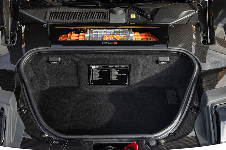 車体前方に設けられたトランクルーム。74リッターの積載容量が確保されている。