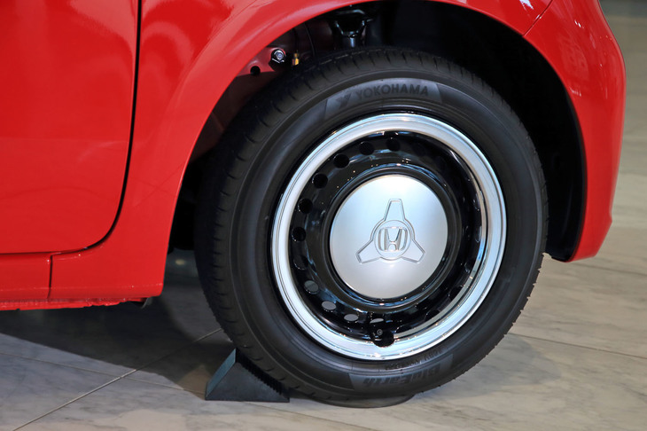 足まわりでは、サスペンションに新形状のスプリングを使うことでサイドフォースを軽減し、ダンパーの動きをスムーズに。FFモデルにはリアスタビライザーが新たに装着された。