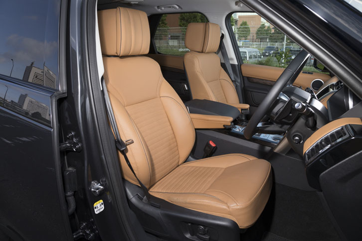 テスト車のシートは、エボニーのパイピングが施された「ビンテージタン」カラー。ヘッドレストには柔らかなクッションが装着されている。