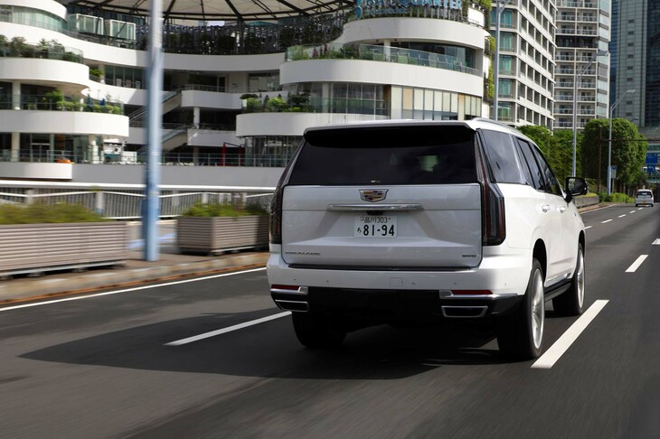 ボディーカラーは試乗車の「クリスタルホワイト トライコート」を含む全5種類。「プラチナム」には「アージェントシルバー メタリック」が、「スポーツ」には「ラディアントレッド ティントコート」が、それぞれ専用色として有償で設定されている。