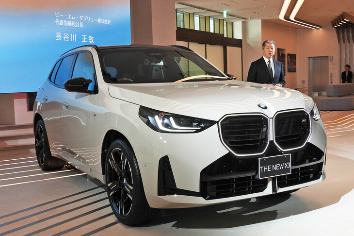 「BMW X3 M50 xDrive」とBMWジャパンの長谷川正敏代表取締役社長。