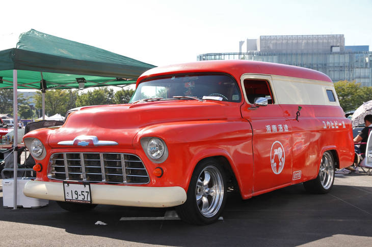 ボディーサイドに架空（？）の屋号が入った1957年シボレーのパネルトラック。