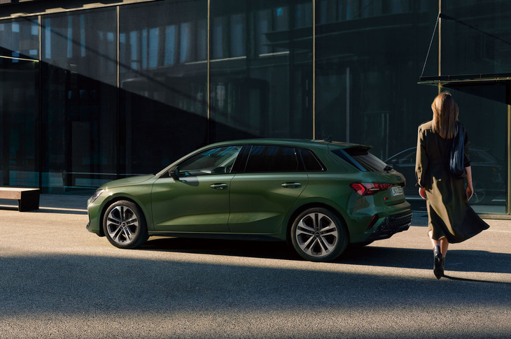 「A3スポーツバック」のリアビュー。バンパーやディフューザーのデザインがアップデートされている。