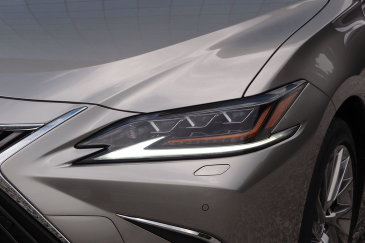 レクサスES300h“バージョンL”（ヘッドランプ）