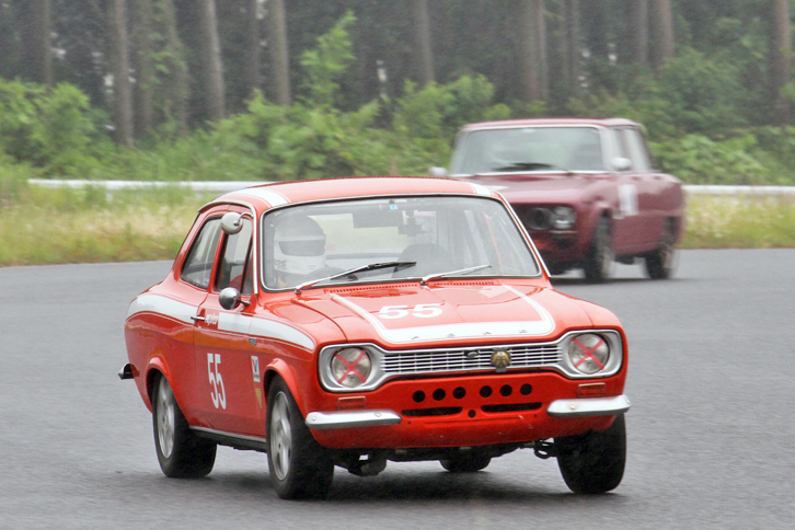 ハイパークリスタル／スーパークリスタル混走で7位に入った1969年「フォード・エスコートMk1」。後ろは前出の「アルファ・ロメオ2000ベルリーナ」。