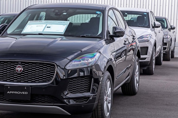 訪れた当日の展示スペースには、ジャガー初のSUVとして注目される「F-PACE」や、コンパクトSUV「E-PACE」の在庫車も確認できた。