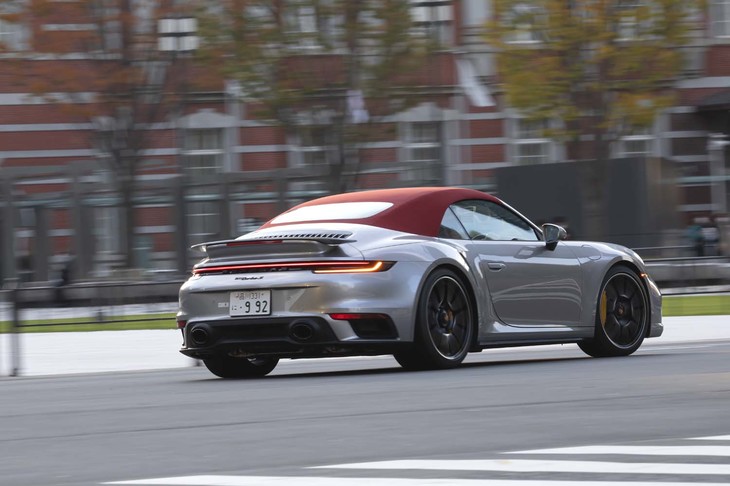 「911ターボSカブリオレ」は、大型のターボとピエゾインジェクターを備える3.8リッター水平対向6気筒エンジンを搭載。最高出力は650PSに達する。