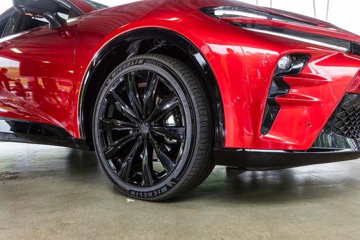 タイヤは全モデルで235/45R21を履く。ホイールエンブレムも王冠だ。