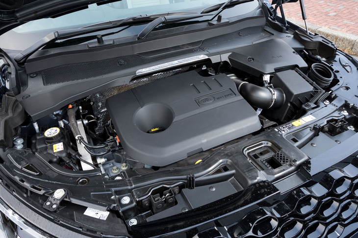 「P300e」のパワートレインは、マイルドハイブリッド機構付きの1.5リッターガソリンターボエンジンに、後輪を駆動するモーターを組み合わせたもの。ガソリン車やディーゼル車とは異なり、前軸と後軸をつなぐプロペラシャフトは存在しない。