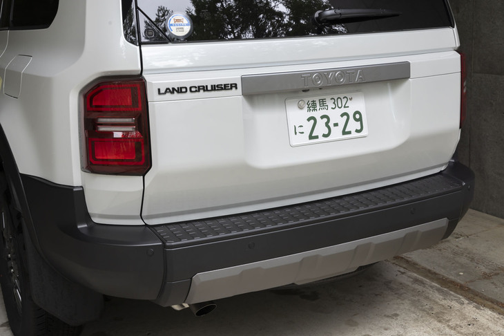 リアセクションは道具感のあるシンプルなデザイン。前後とも中央に位置するのは「TOYOTA」ロゴで、オーバルを3つ組み合わせたエンブレムは備わらない。