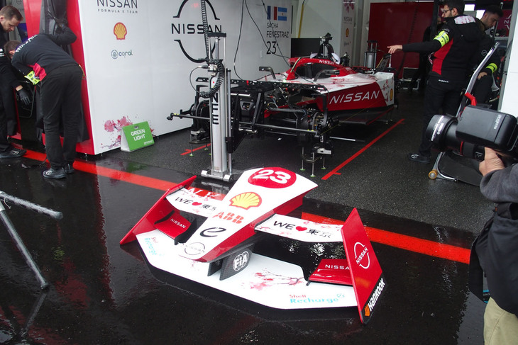 フォーミュラE第5戦東京ラウンドに参戦する日産フォーミュラEチームのガレージ。2024年3月30日の本戦に向けて急ピッチで準備が進められていた。