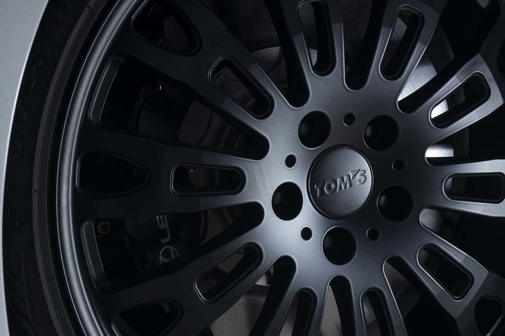 ホイールは軽量・高剛性が自慢の「トムスVP-10」。マットブラックが足元を引き締める。