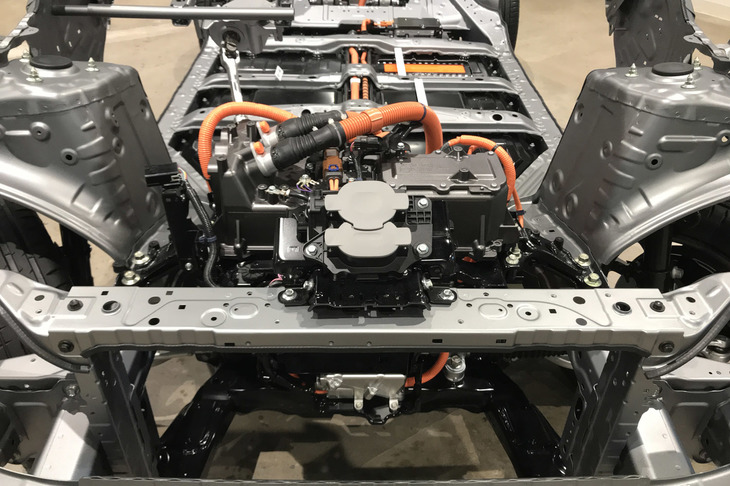 「ホンダe」のパワートレイン。搭載されるリチウムイオンバッテリーは総電力量35.5kWhで、WLTCモードにおける一充電走行可能距離は、今回試乗した最高出力154PSの「アドバンス」で259kmとなる。