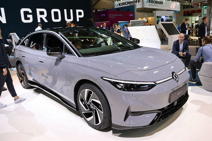 「フォルクスワーゲンID.」シリーズのフラッグシップモデル「ID.7」。2023年9月、独ミュンヘンの「IAAモビリティー2023」のメッセ会場で撮影。