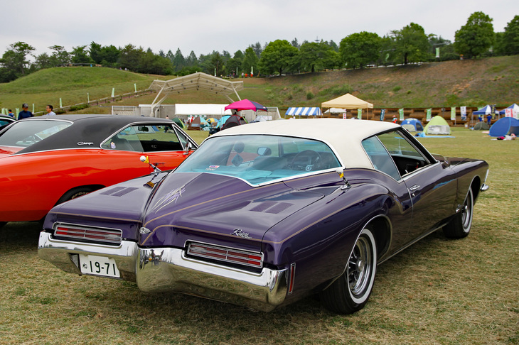 1971年「ビュイック・リヴィエラ」。高級パーソナルカーの先駆けとして1963年に誕生したリヴィエラの中でも、最も大胆なスタイリングといわれた3代目。「シボレー・コルベット」（C2）にも通じる造形はボートテールと呼ばれた。