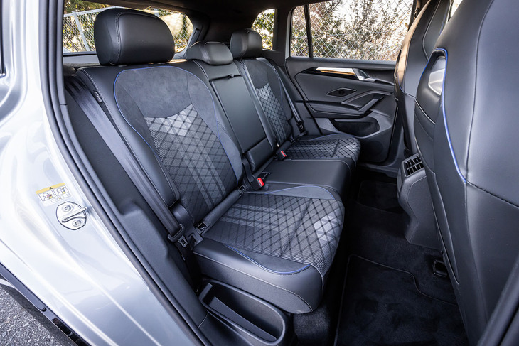 後席は足元、頭上ともに大人が座っても余裕たっぷりのスペースが確保されている。背もたれに40：20：40の分割可倒機構が備わるほか、ヒーター機能も標準で組み込まれている。