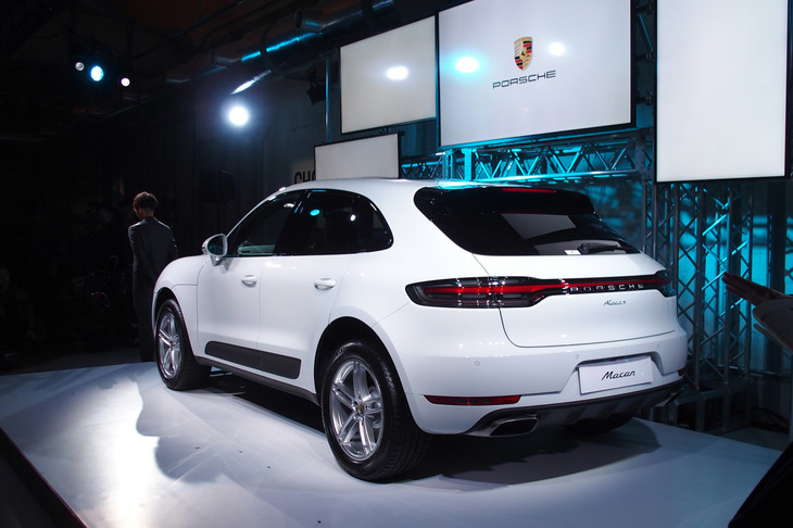 「カイエン」や「パナメーラ」譲りとなる、リアガーニッシュ一体式の新しいテールライトデザインを採用。