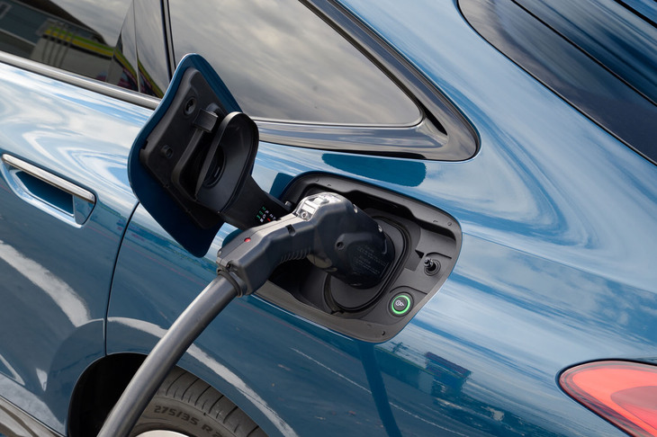 バッテリーはCHAdeMO規格の急速充電に対応。最大で135kWの出力での充電が可能で、バッテリー残量が0％の状態から、約35分で80％まで回復できるという。