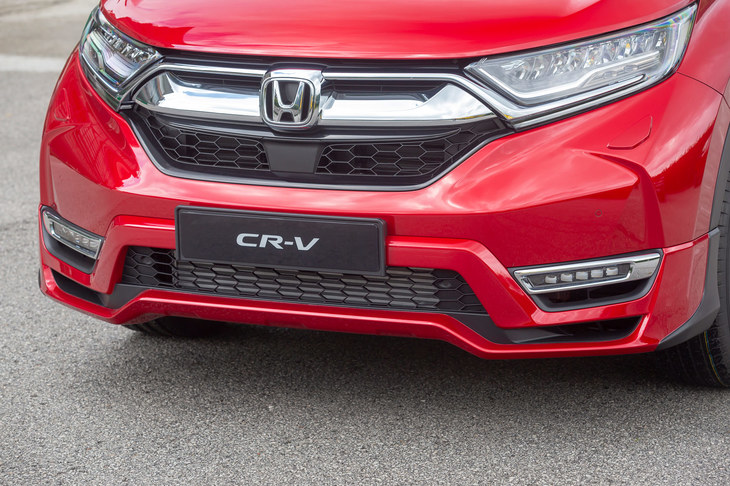 「ソリッド・ウイング・フェイス」にLEDランプを組み合わせ、スリムなグリルから後方へとなめらかなラインを描く。