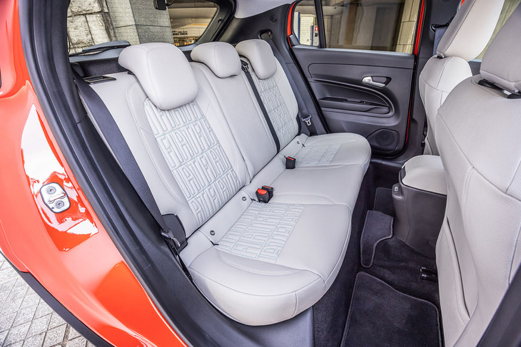 「600e」の後席。ヘッドルームは十分余裕があるが、足先が前に出せないので大人が座るには足元がやや窮屈な印象だ。背もたれには60：40の分割可倒機構が備わっている。