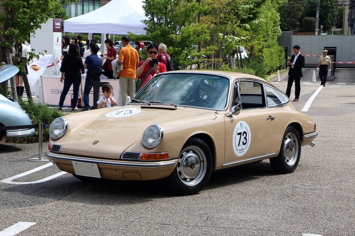 1966年「912」（901）。高性能だが、あまりにも高価であった「911」の廉価版として登場。911が2リッターの水平対向6気筒SOHCエンジンだったのに対して、コンパクトな1.6リッターの水平対向4気筒OHVエンジンを搭載。このエンジンは、「356SC」より受け継がれたものだった。