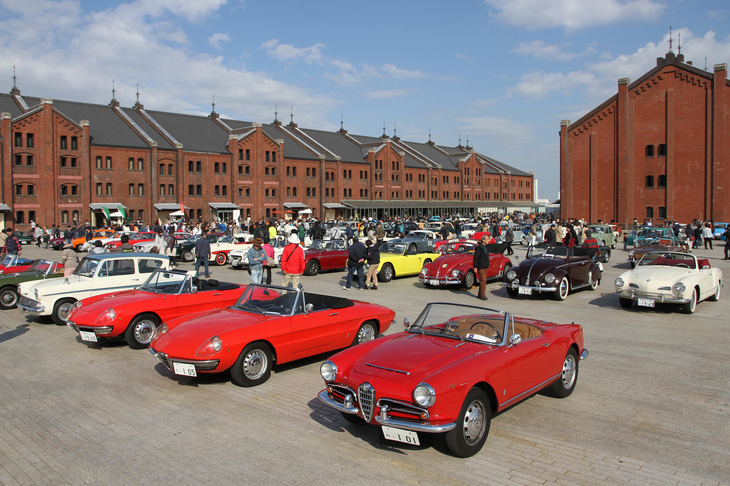 およそ160台のヒストリックカーがそろった会場風景。