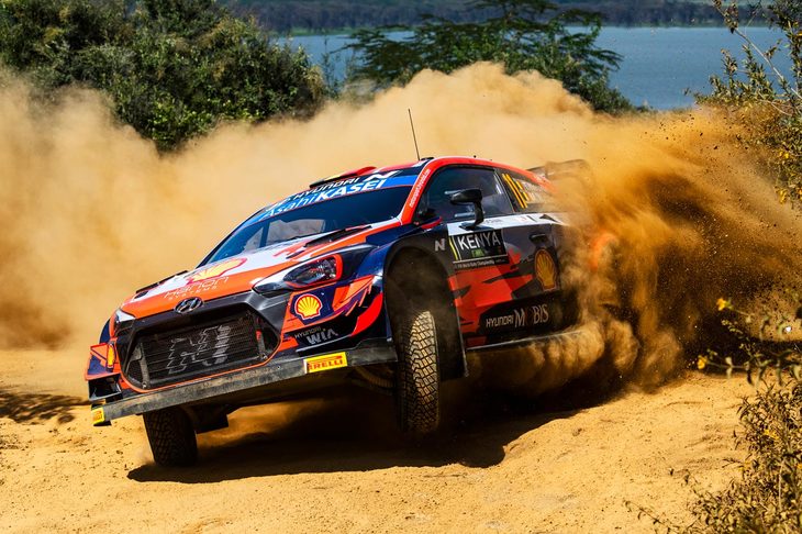 トヨタともどもワークス体制でWRCに参戦するヒュンダイだが、2021年は苦戦を強いられることに。写真はドライバーズチャンピオンシップで3位となったティエリー・ヌービルの駆る「ヒュンダイi20クーペWRC」。（写真：Jaanus Ree / Red Bull Content Pool）