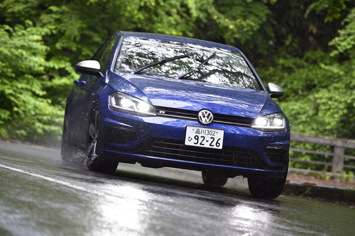 
	今回は、わずかながらスポーツモデルも試乗できた。写真の「ゴルフR」は、今回のマイナーチェンジで30psと20Nmアップの310psと400Nmを手にした。
	