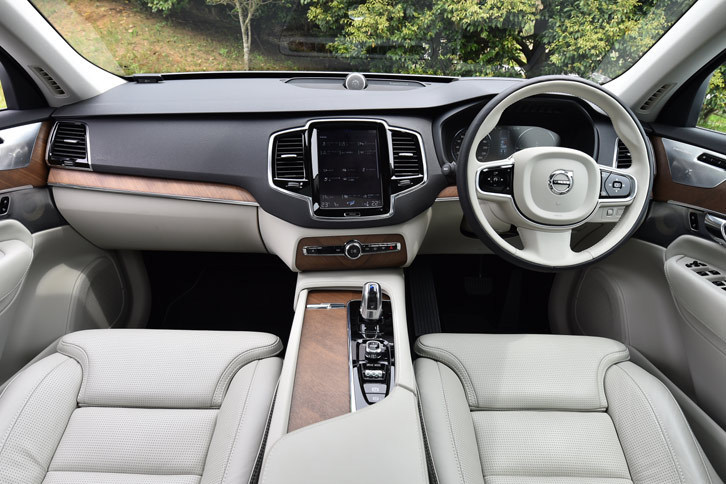 「T8 TWIN ENGINE AWD インスクリプション」のインテリアには、各所にウォールナットウッドの装飾パネルが用いられている。