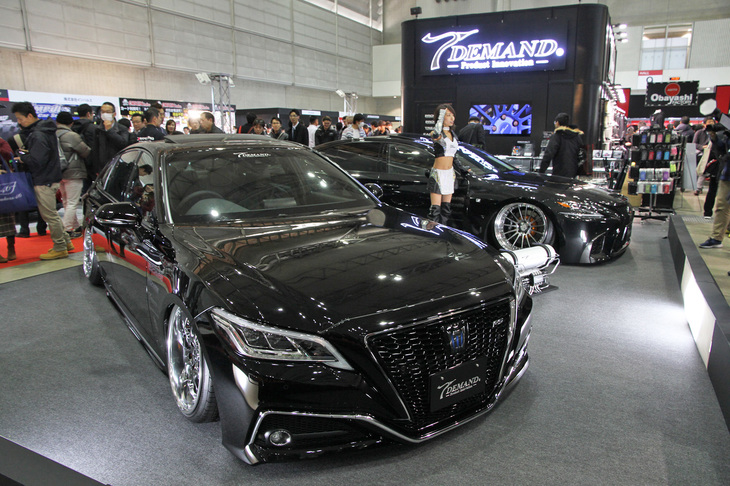 大胆にローダウンされた、T-DEMANDの「トヨタ・クラウン」（手前）と「レクサスLS」（奥）。