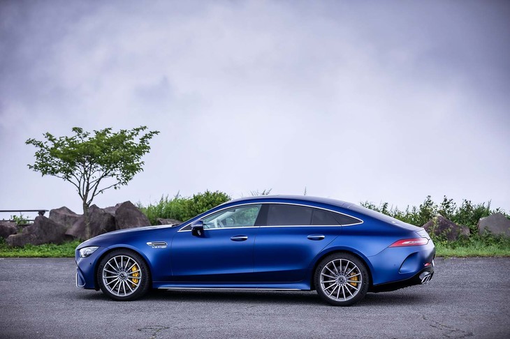 「メルセデスAMG GT63 S 4MATIC＋」のボディーサイズは全長×全幅×全高＝5050×1955×1445mm、
	ホイールベースは2950mm。