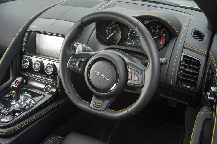 ステアリングホイールはフラットボトムタイプを採用。ホーンボタンが円の中心よりもかなり下にオフセットされている。