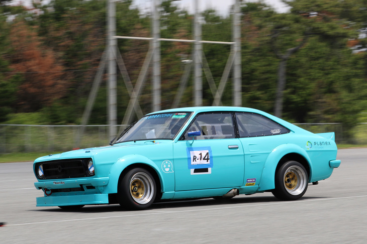 JCCAのFレースからスライド参戦（？）してきた、完全レーシング仕様の「ダットサン・サニークーペ1200GX」（KB110）。