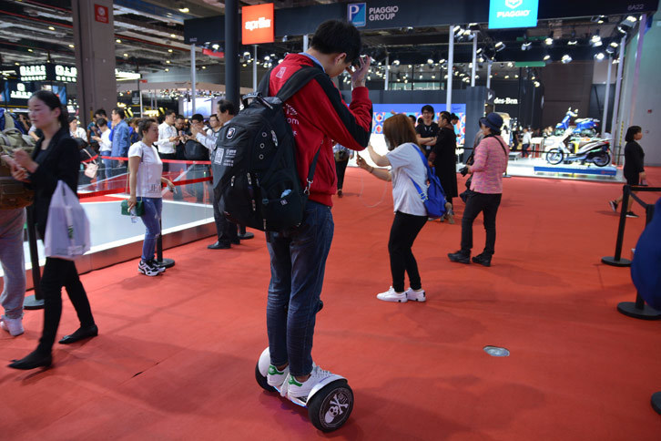 広い会場内では、パーソナルモビリティーを利用する人の姿もチラホラ。日本では規制の問題もあってなかなか実用化されないが、中国ではすでに普及が始まっているのだ。