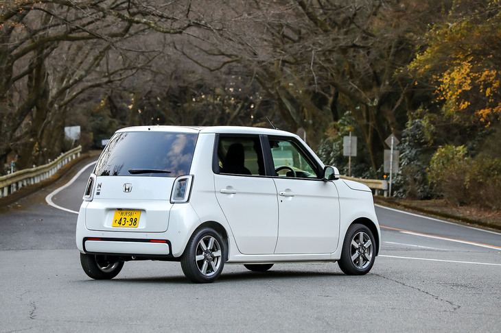 【ホンダN-ONE e：Lのスペック】
	ボディーサイズ：全長×全幅×全高＝3395×1475×1545mm／ホイールベース：2520mm／車重：1030kg／駆動方式：FWD／モーター：交流同期電動機／最高出力：64PS（47kW）／最大トルク：162N・m（16.5kgf・m）／タイヤ：（前）155/65R14 75S／（後）155/65R14 75S（ヨコハマ・ブルーアース）／一充電走行距離：295km（WLTCモード）／交流電力量消費率：105Wh/km（WLTCモード）／価格：319万8800円
	
	【取材時の電費データ】
	テスト距離：252.0km（市街地1：高速道路7：山岳路2）／消費電力量：--kWh／参考電力消費率：8.0km/kWh（車載電費計計測値）