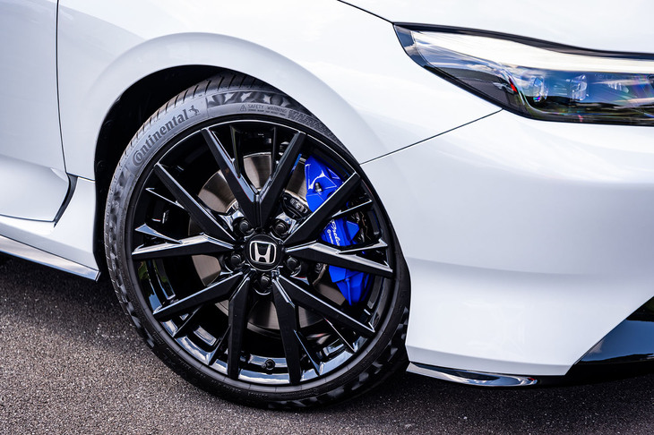 ブレンボ製の大容量ブレーキと19インチサイズの「ノイズリデューシングホイール」を標準で装備。今回の試乗車両には235/40R19サイズの「コンチネンタル・プレミアムコンタクト6」タイヤが組み合わされていた。