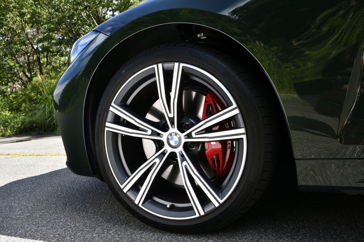 19インチサイズの「BMW Individualダブルスポークスタイリング793I」ホイールを標準装備。試乗車は前225/40R19、後ろ255/35R19サイズの「ブリヂストン・トランザT005」タイヤを組み合わせていた。